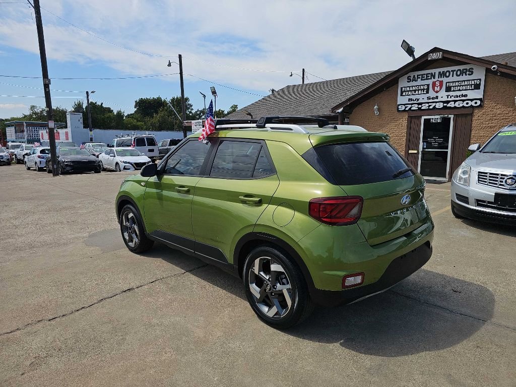 Used 2023 Hyundai Venue SEL image 2