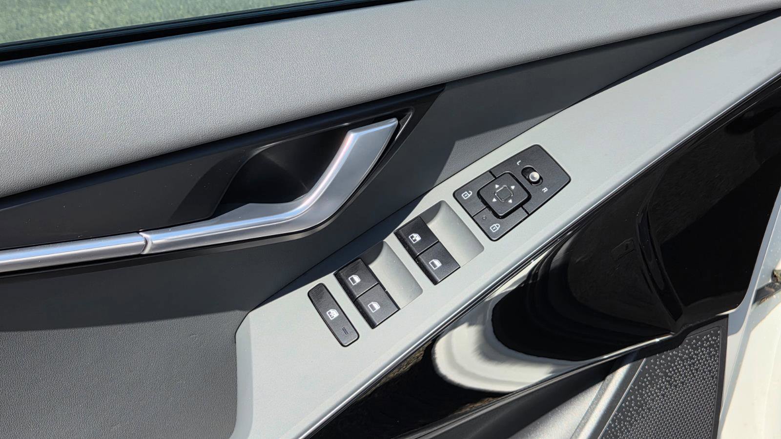 Used 2023 Kia Niro EX image 22