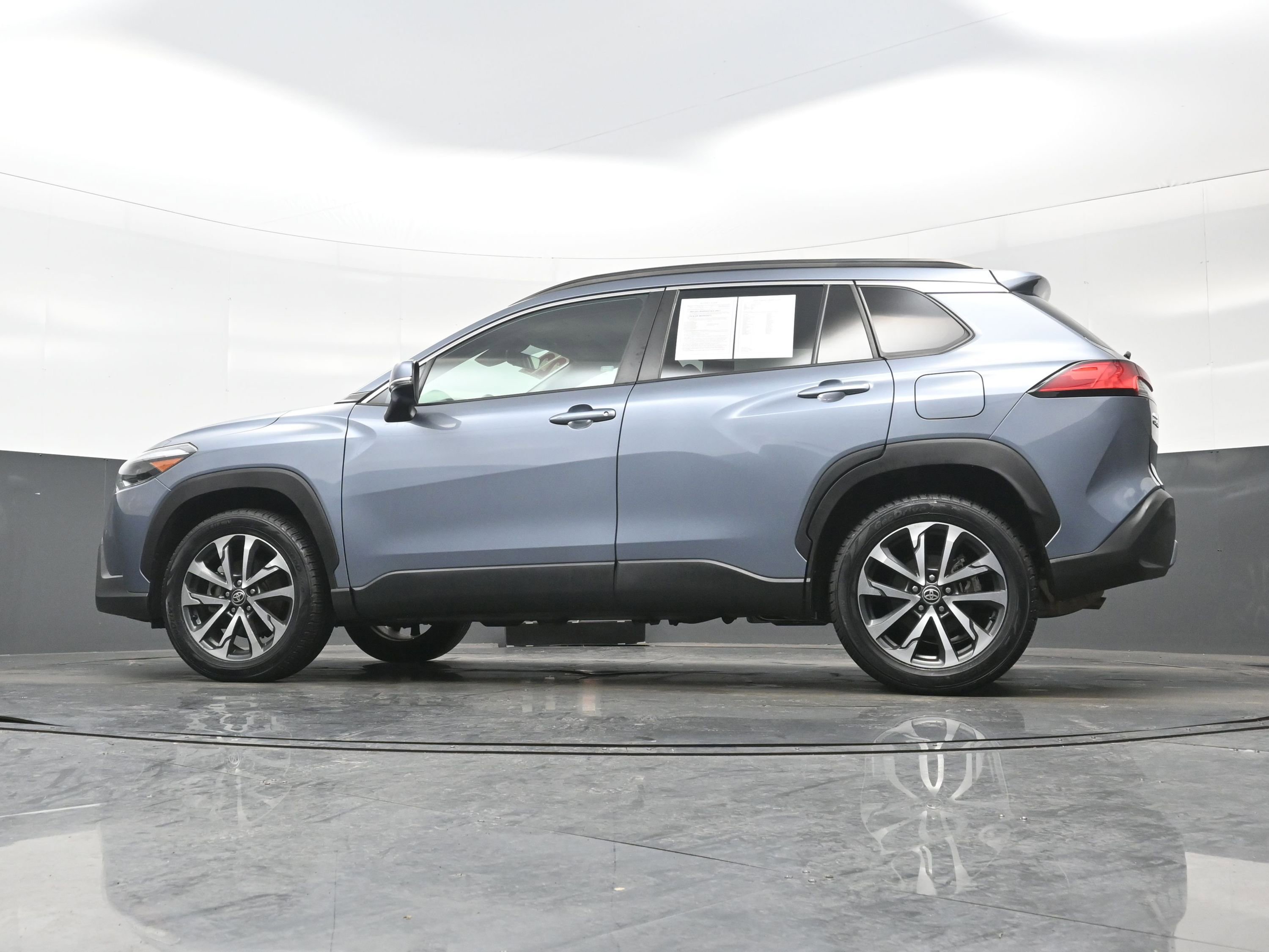 Used 2022 Toyota Corolla Cross XLE image 31