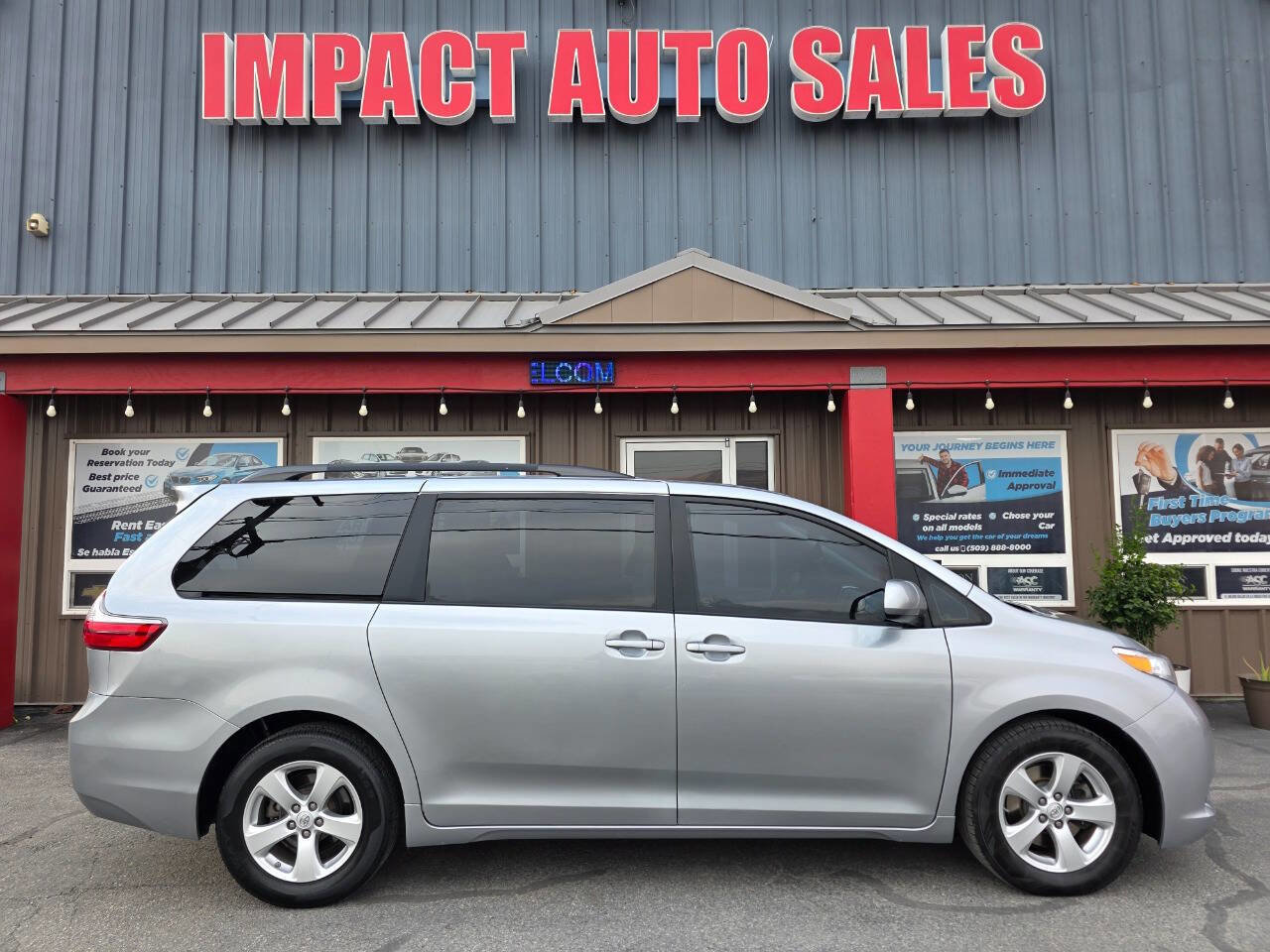 Used 2015 Toyota Sienna LE image 1