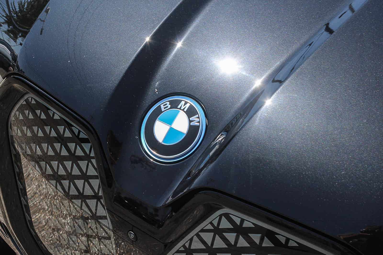 Used 2024 BMW iX xDrive50 w/ Premium Package AWD/4WD image 11
