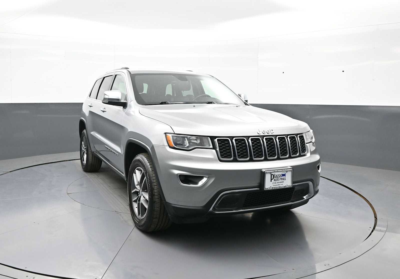 Used 2018 Jeep Grand Cherokee Limited AWD/4WD image 2