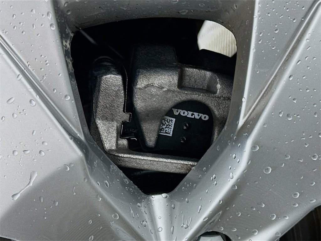 Used 2022 Volvo XC40 T4 Momentum image 37