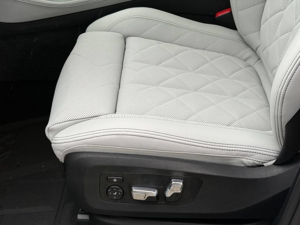 New 2026 BMW X5 xDrive40i w/ Executive Package AWD/4WD image 16