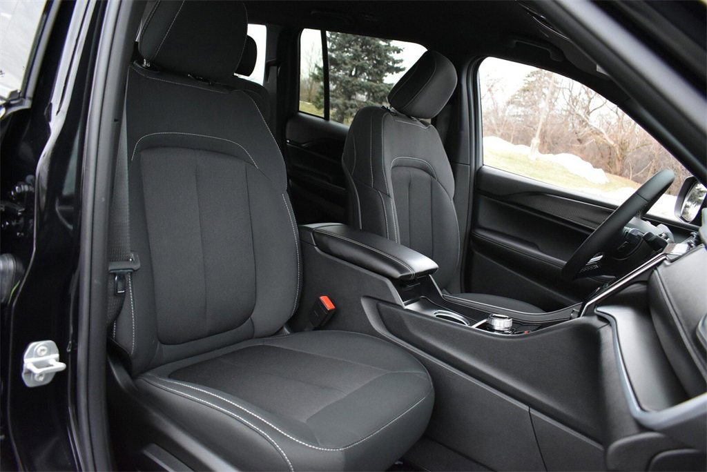 Used 2025 Jeep Grand Cherokee Laredo w/ Luxury Tech Group I image 25