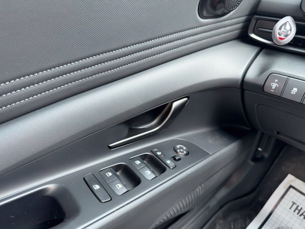 Used 2025 Hyundai Elantra Sport FWD image 27