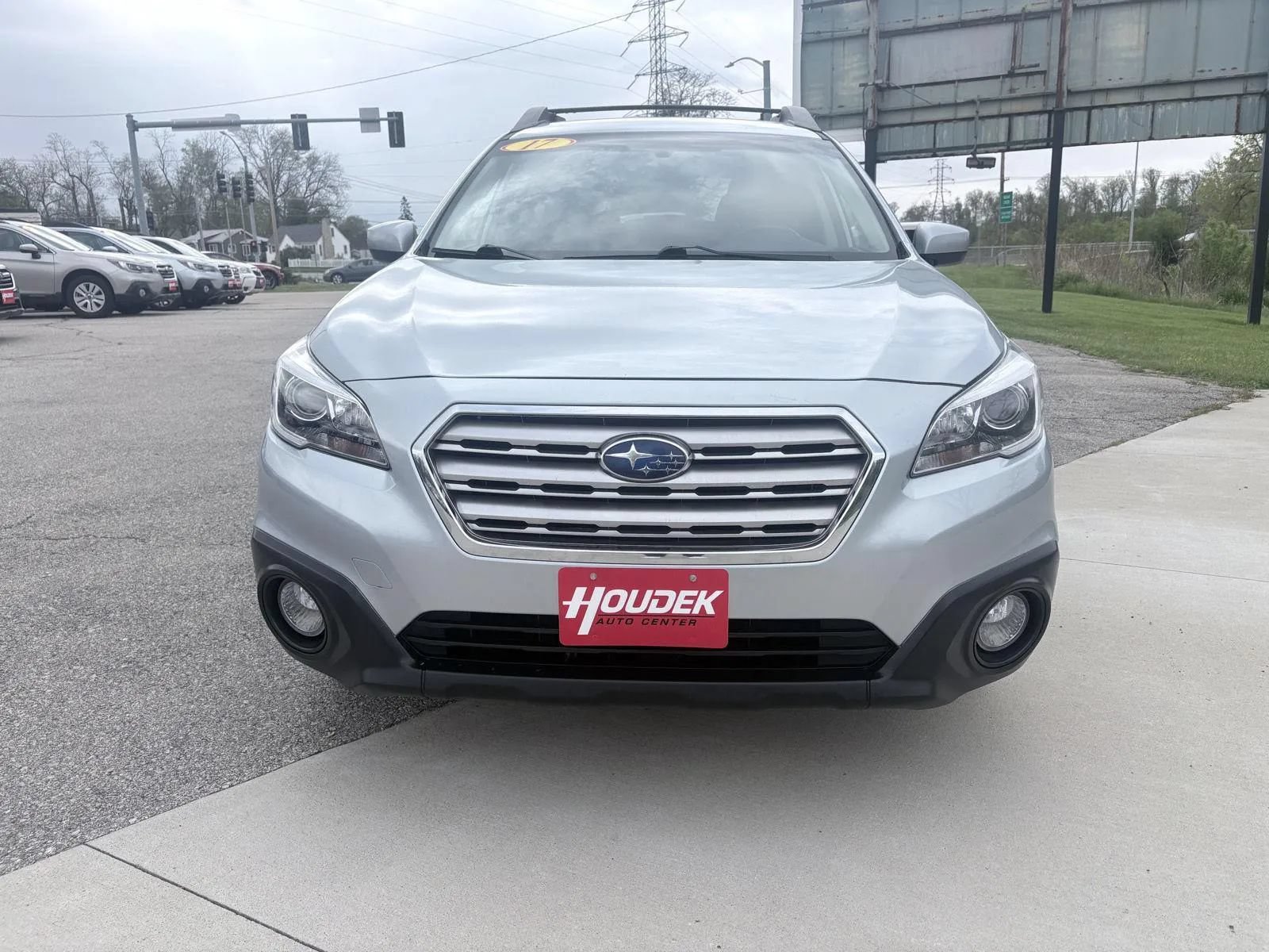 Used 2017 Subaru Outback 2.5i Premium AWD/4WD image 2