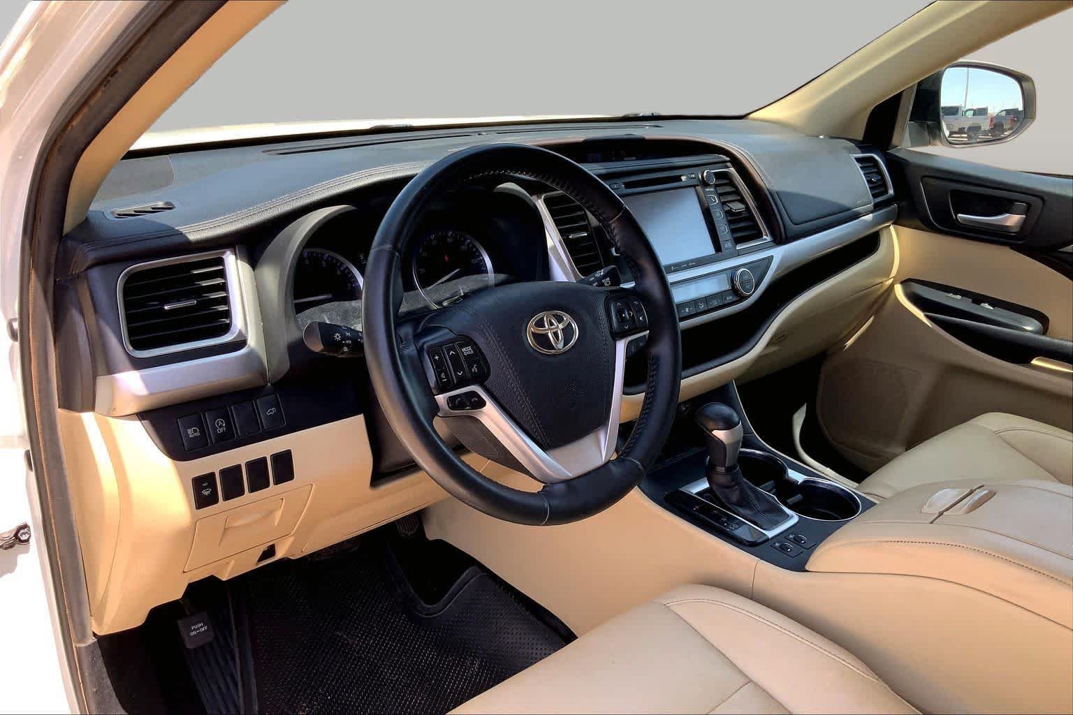 Used 2019 Toyota Highlander XLE FWD image 17