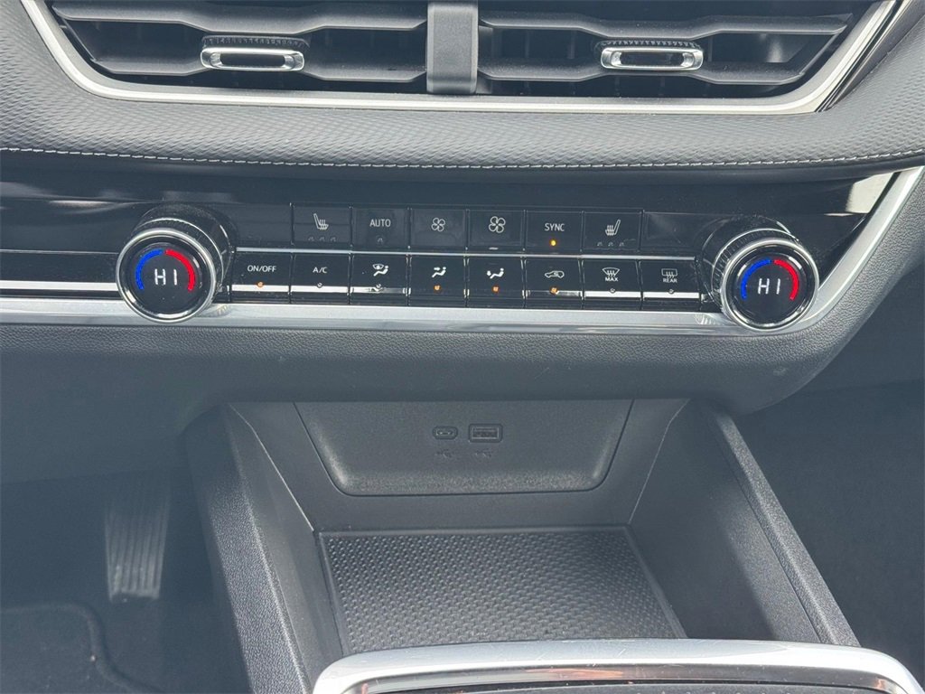 Used 2025 Chevrolet Equinox LT w/ Convenience Package II image 16