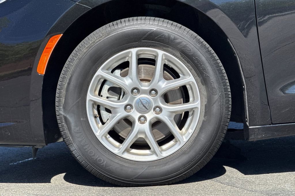 Used 2023 Chrysler Pacifica Touring-L image 15