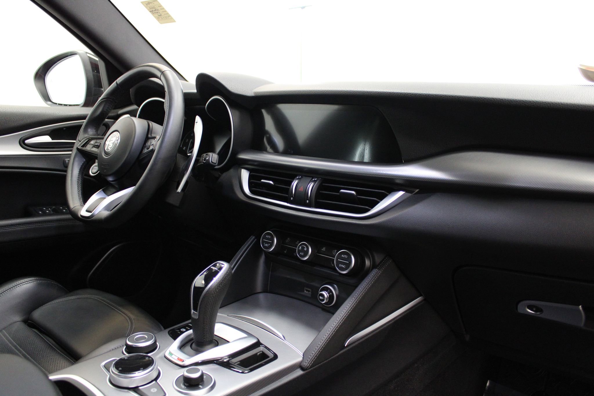 Used 2022 Alfa Romeo Stelvio Veloce AWD/4WD image 33