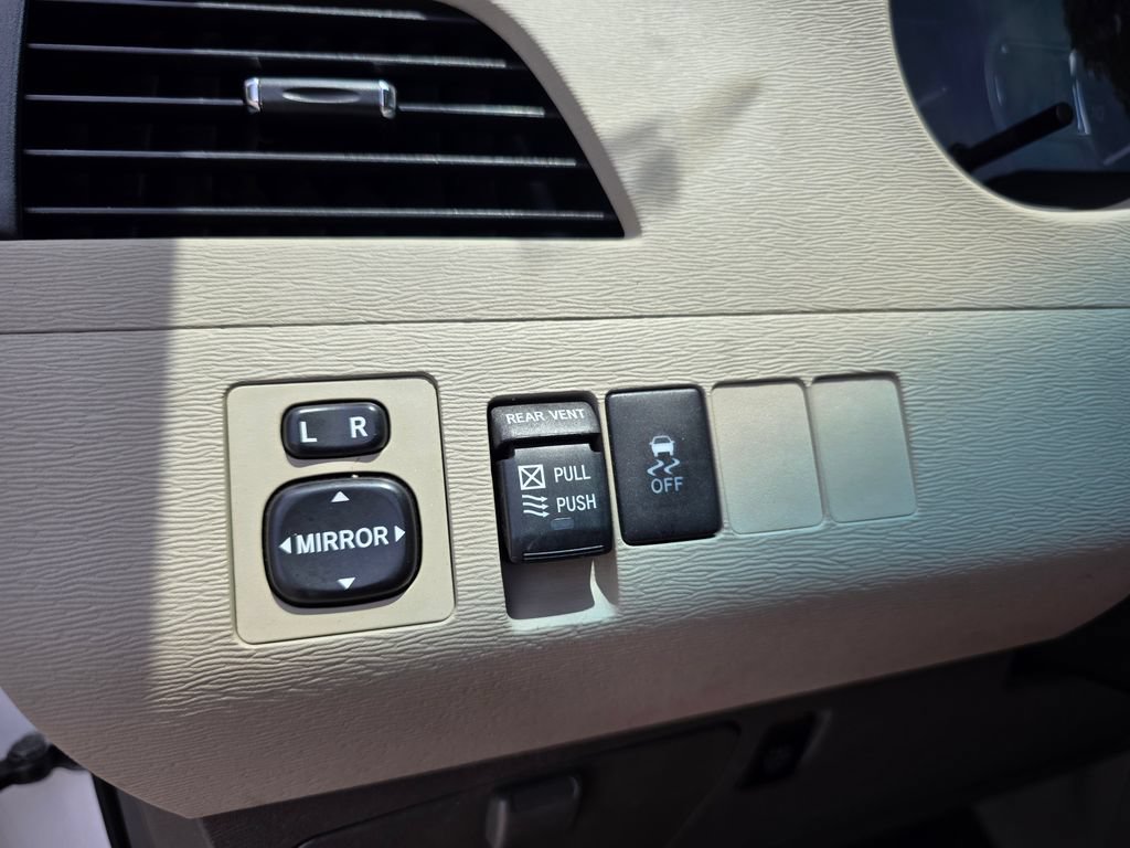 Used 2011 Toyota Sienna XLE FWD image 17