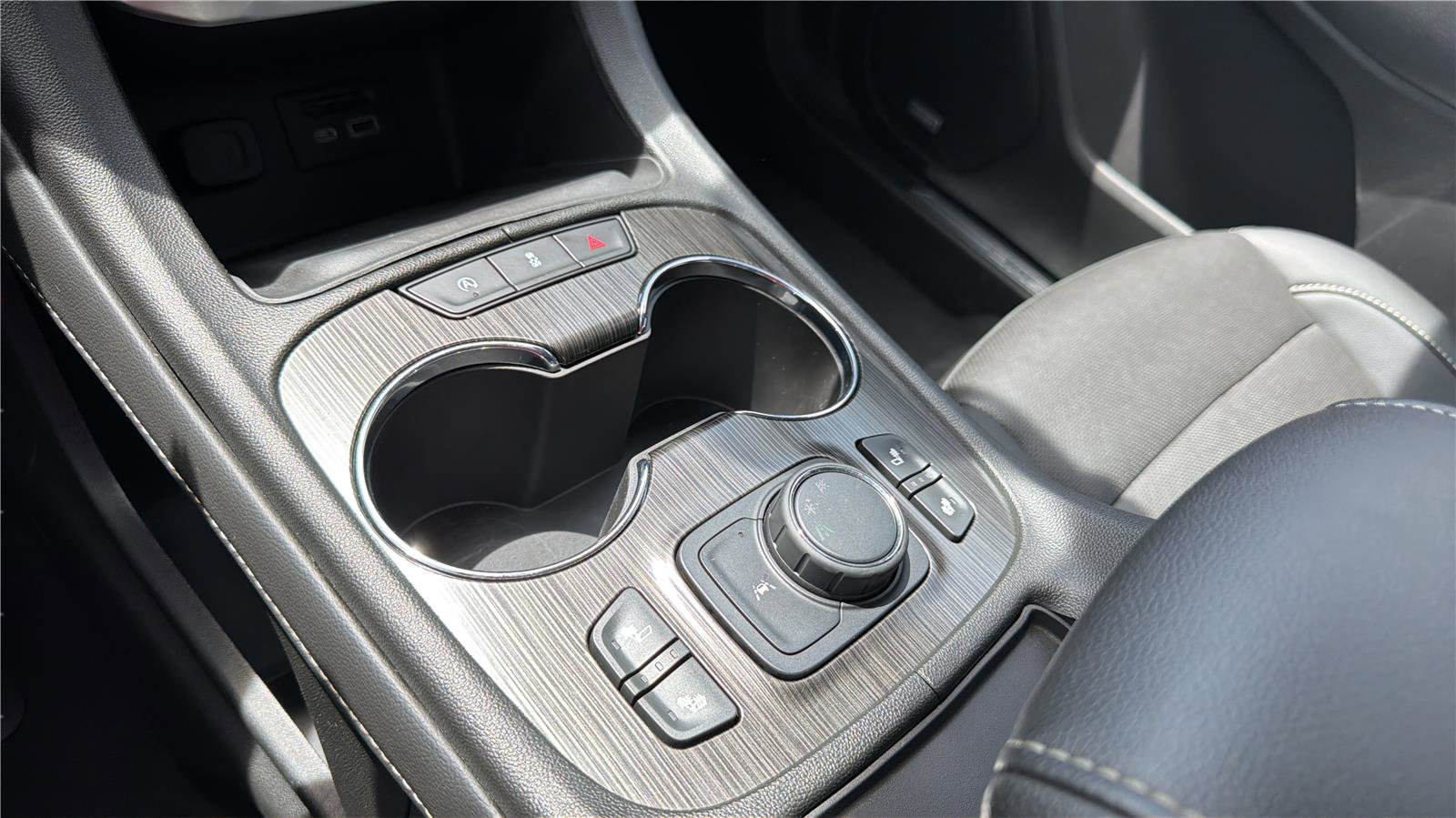Used 2023 GMC Acadia SLT FWD image 13