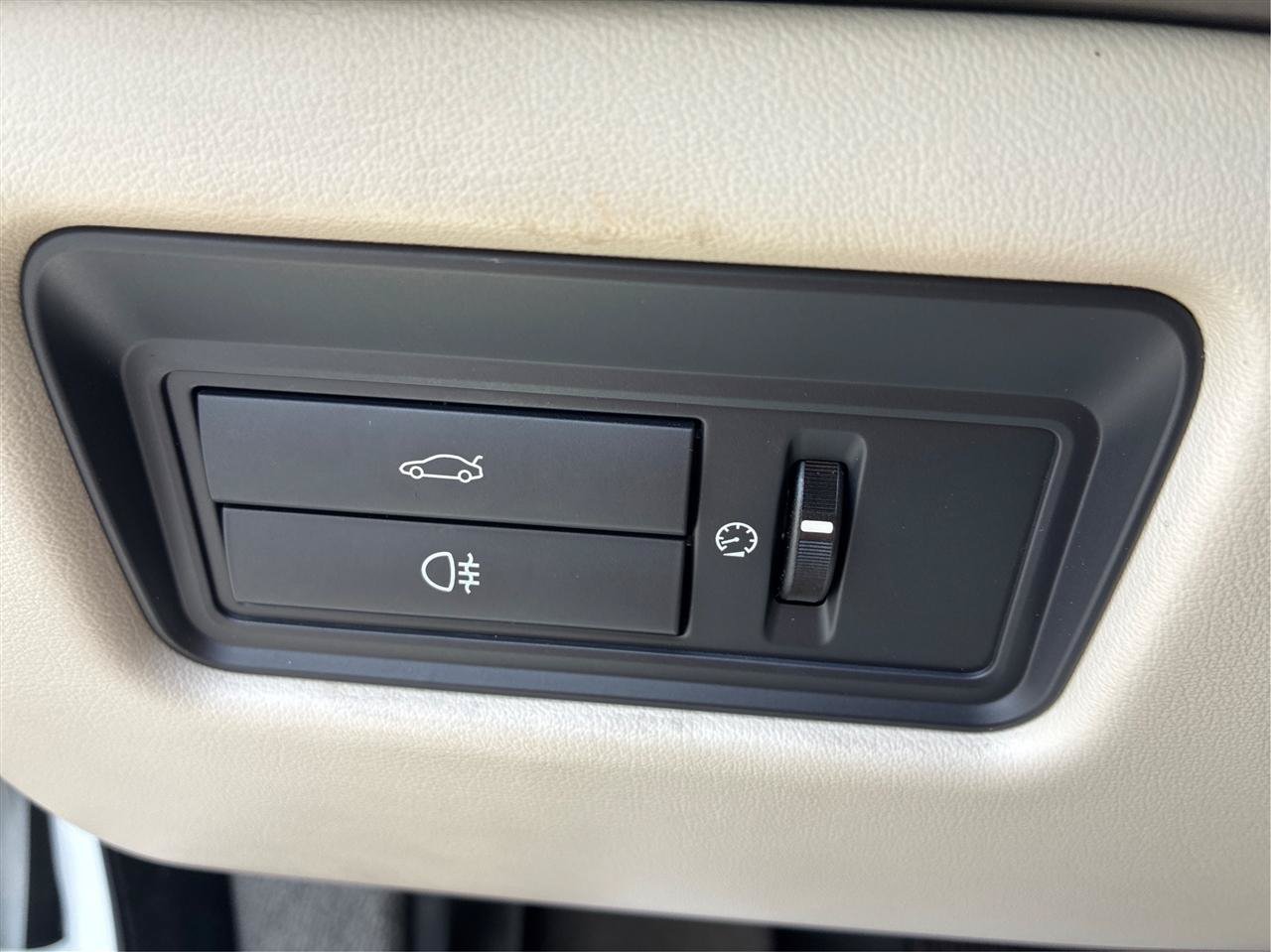 Used 2013 Jaguar XJ w/ Front Seat Comfort Pkg RWD image 41