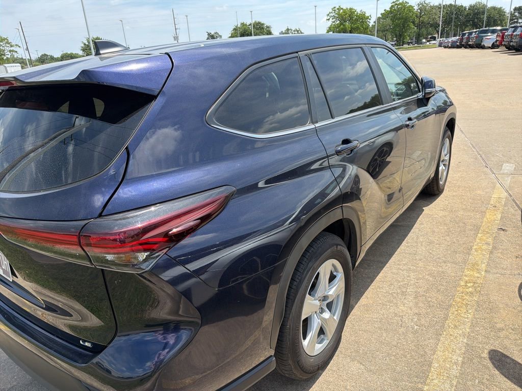 Used 2025 Toyota Highlander LE FWD image 5