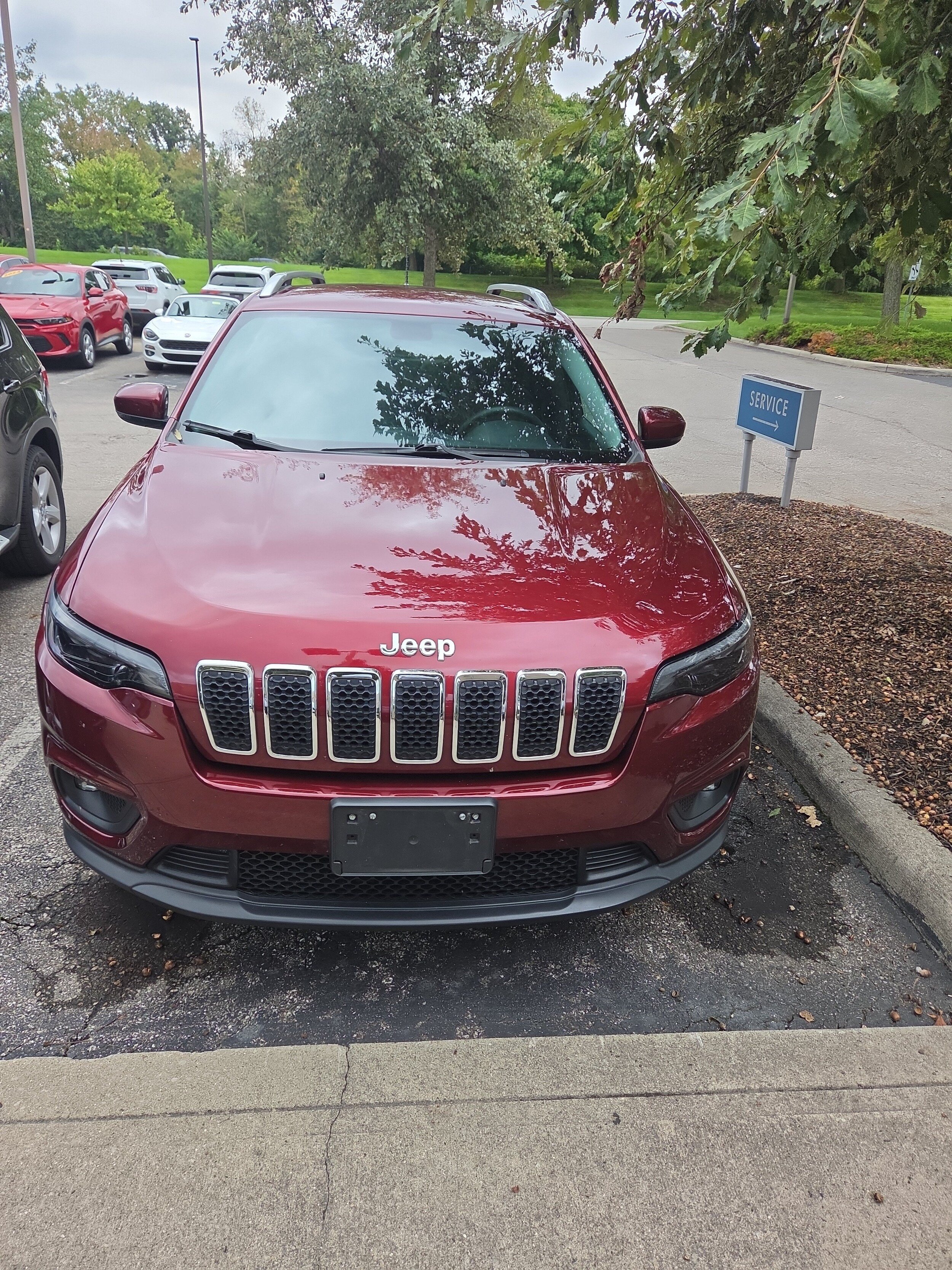 Used 2019 Jeep Cherokee Latitude Plus w/ Cold Weather Group AWD/4WD image 1