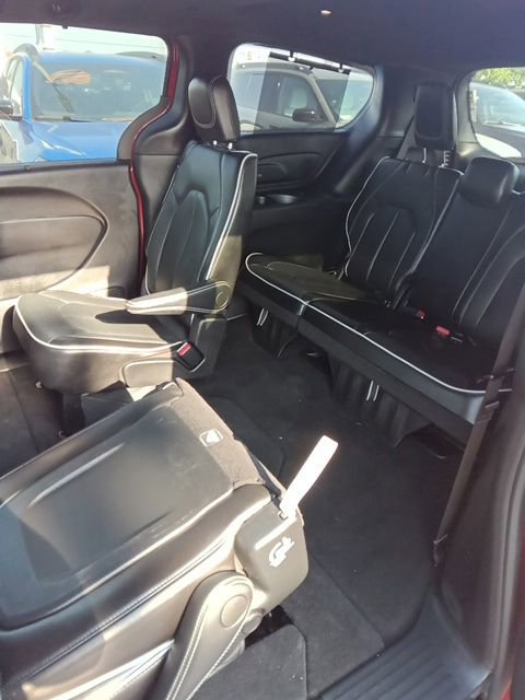 Used 2025 Chrysler Pacifica Limited FWD image 11