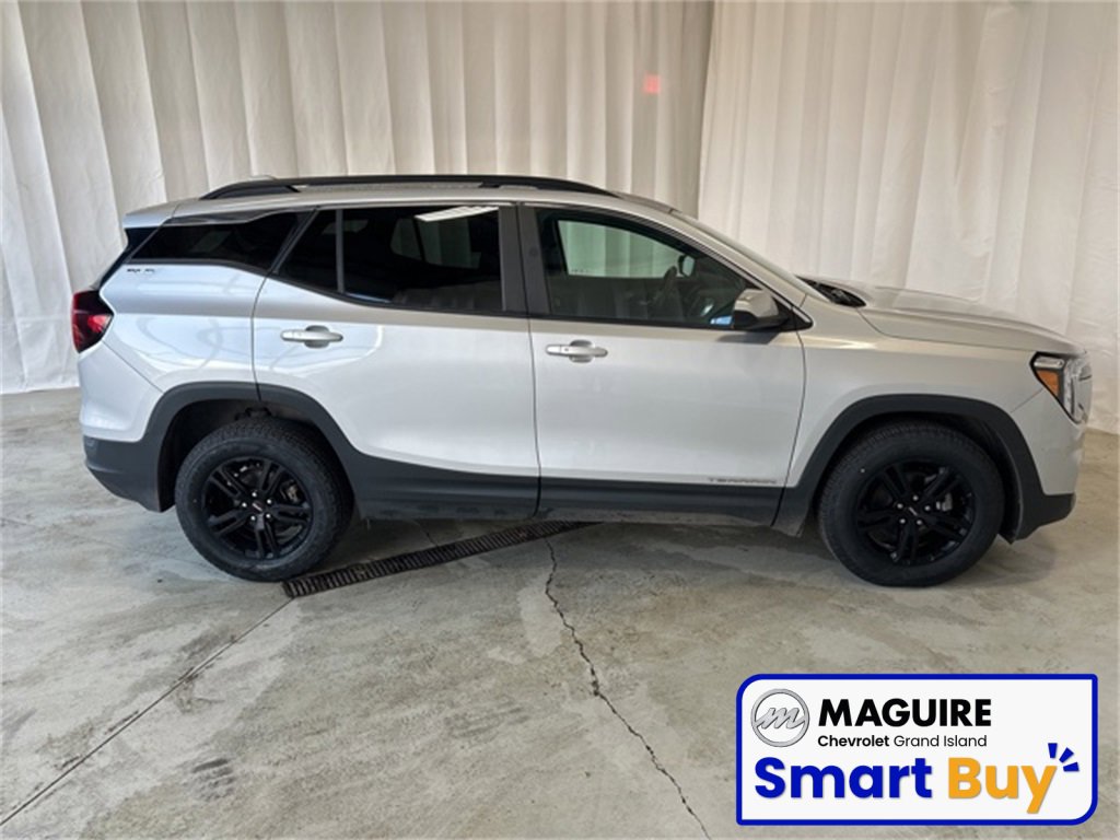 Used 2022 GMC Terrain SLE w/ Driver Convenience Package image 2