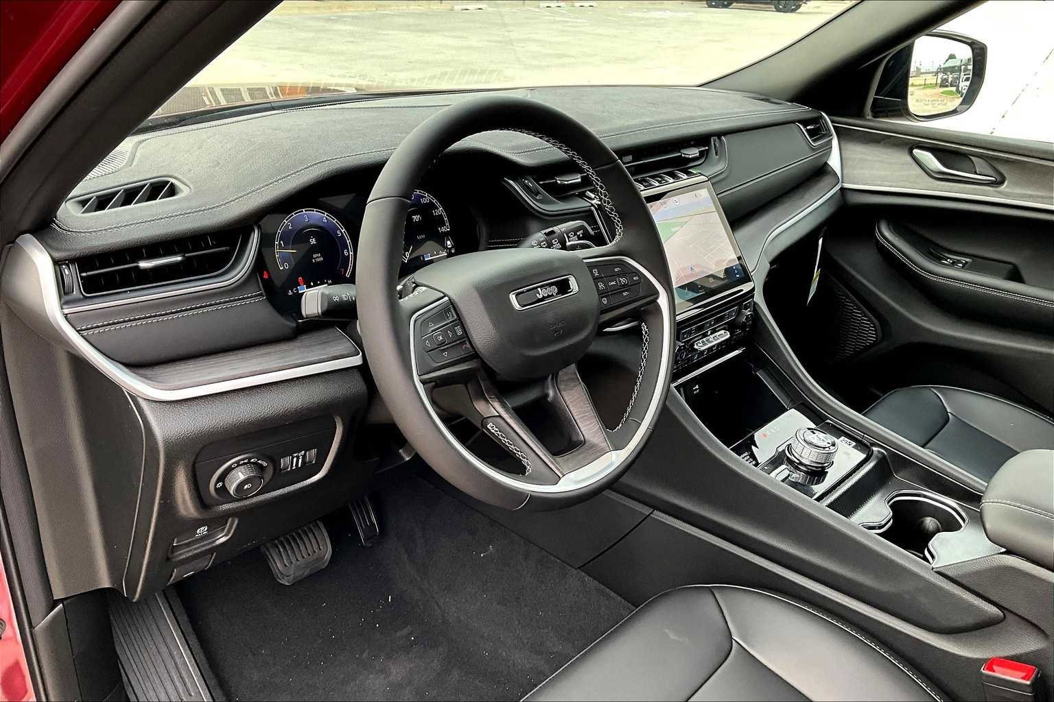 New 2025 Jeep Grand Cherokee Limited w/ Black Appearance Package image 9