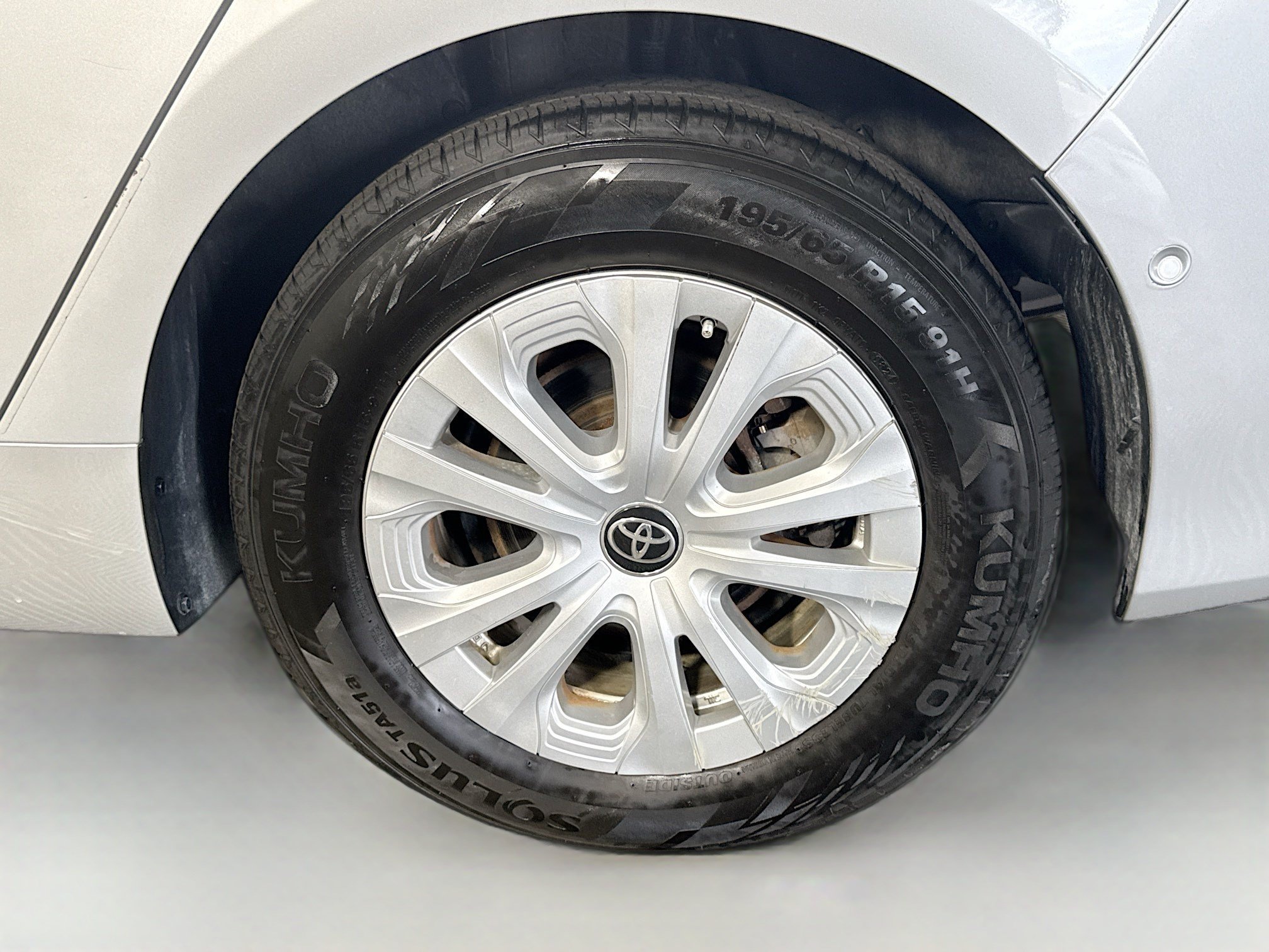 Used 2021 Toyota Prius LE FWD image 37