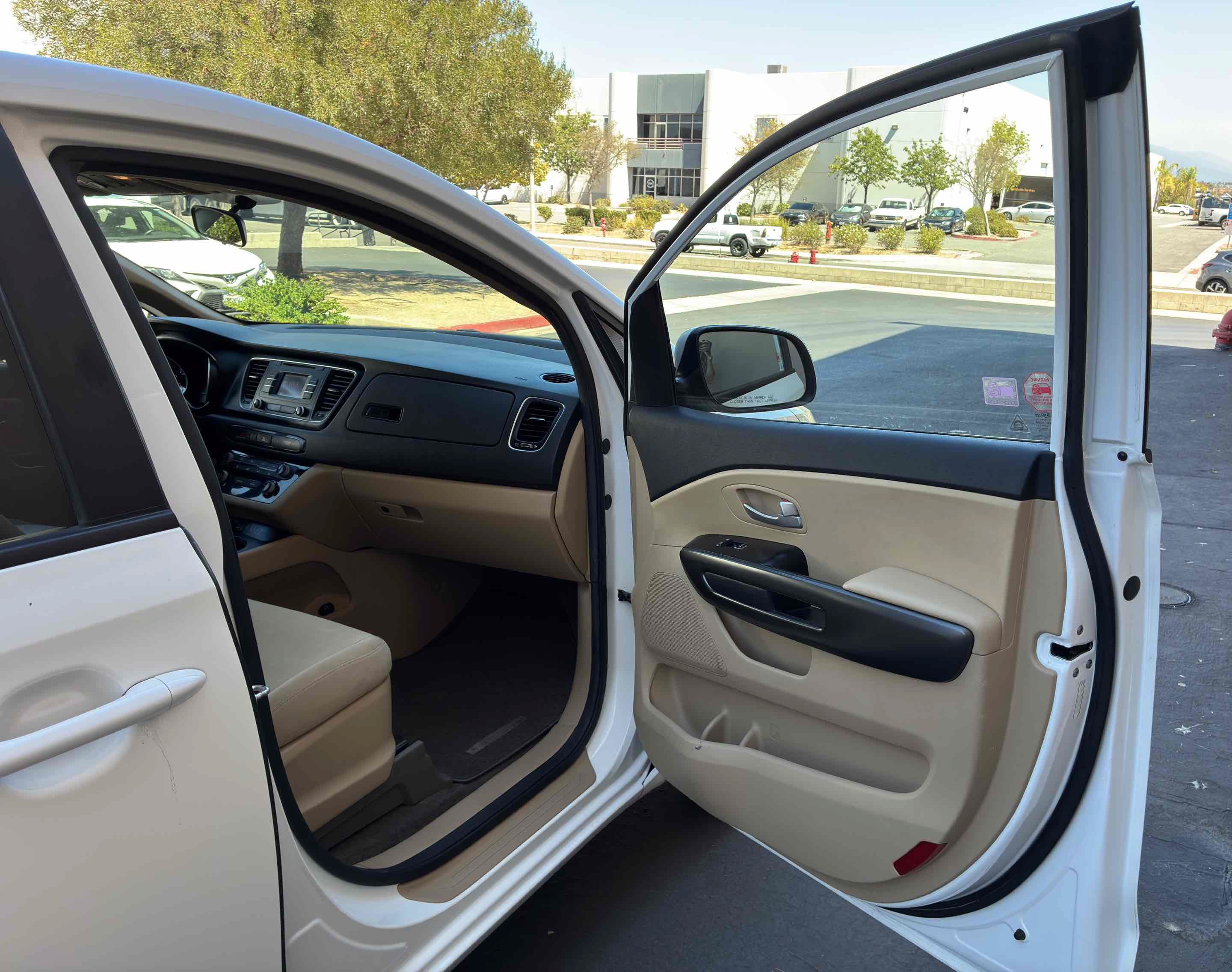 Used 2015 Kia Sedona LX w/ LX Convenience Package FWD image 44