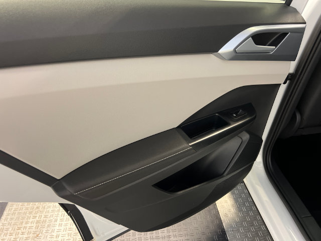 Certified 2025 Volkswagen Taos SE FWD image 17