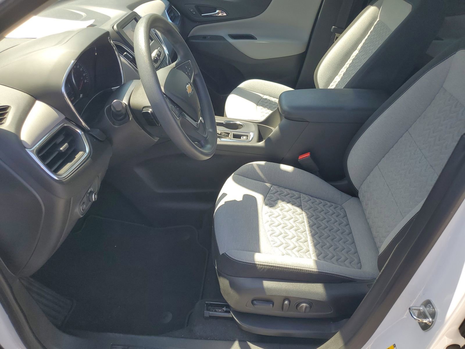 Used 2023 Chevrolet Equinox LS w/ LS Convenience Package image 5