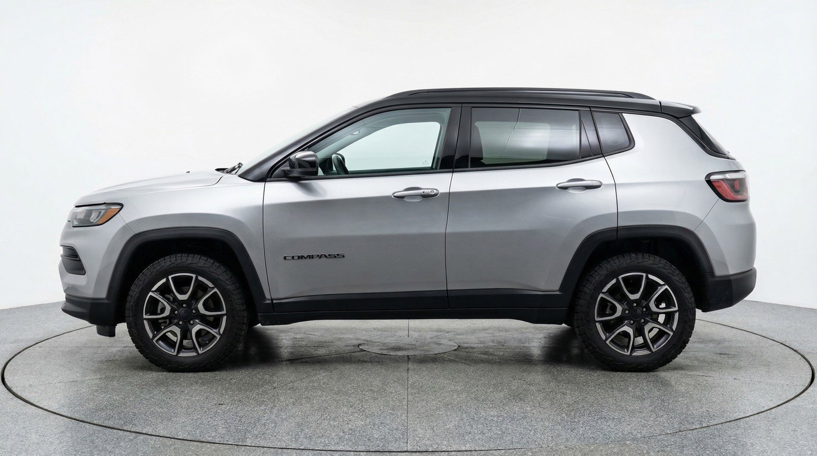 Used 2025 Jeep Compass Trailhawk image 5
