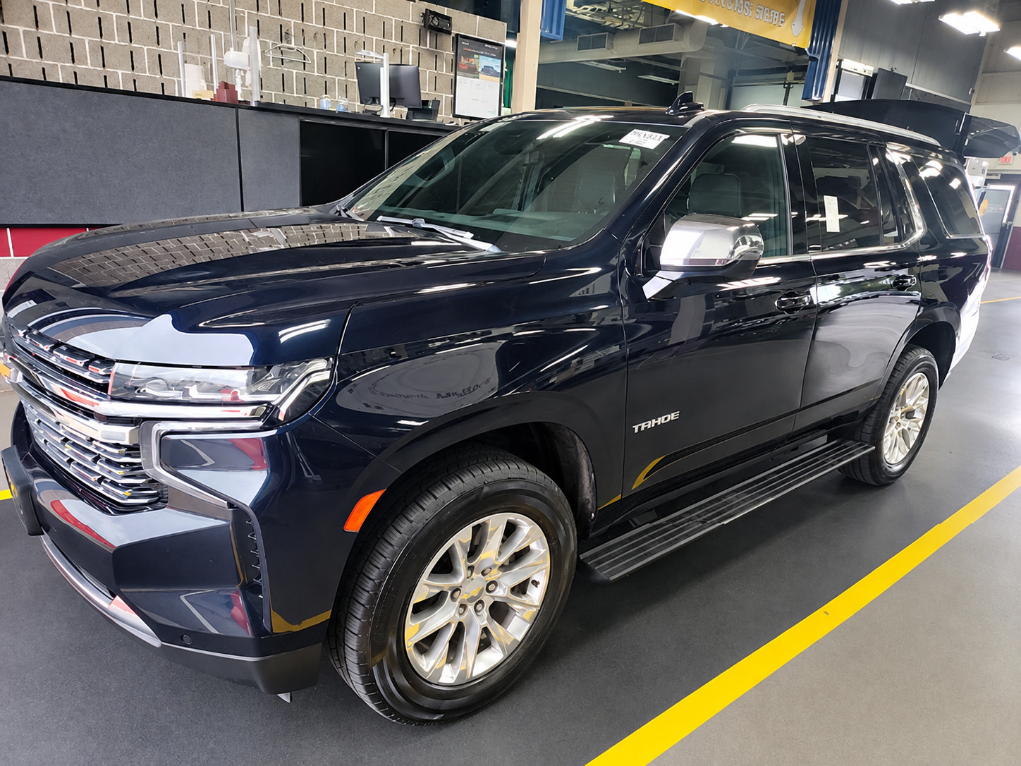 Used 2021 Chevrolet Tahoe Premier w/ Premium Package AWD/4WD image 1