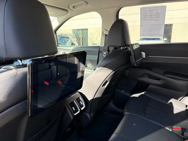 Used 2025 Kia Sorento S image 18