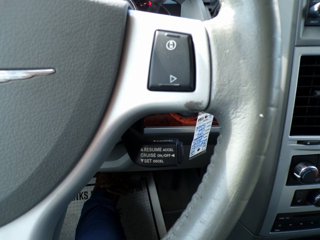 Used 2009 Chrysler Town & Country Touring image 23