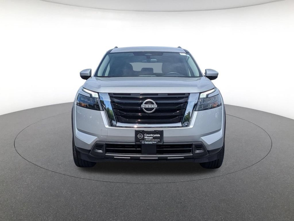 Used 2025 Nissan Pathfinder SV FWD image 2