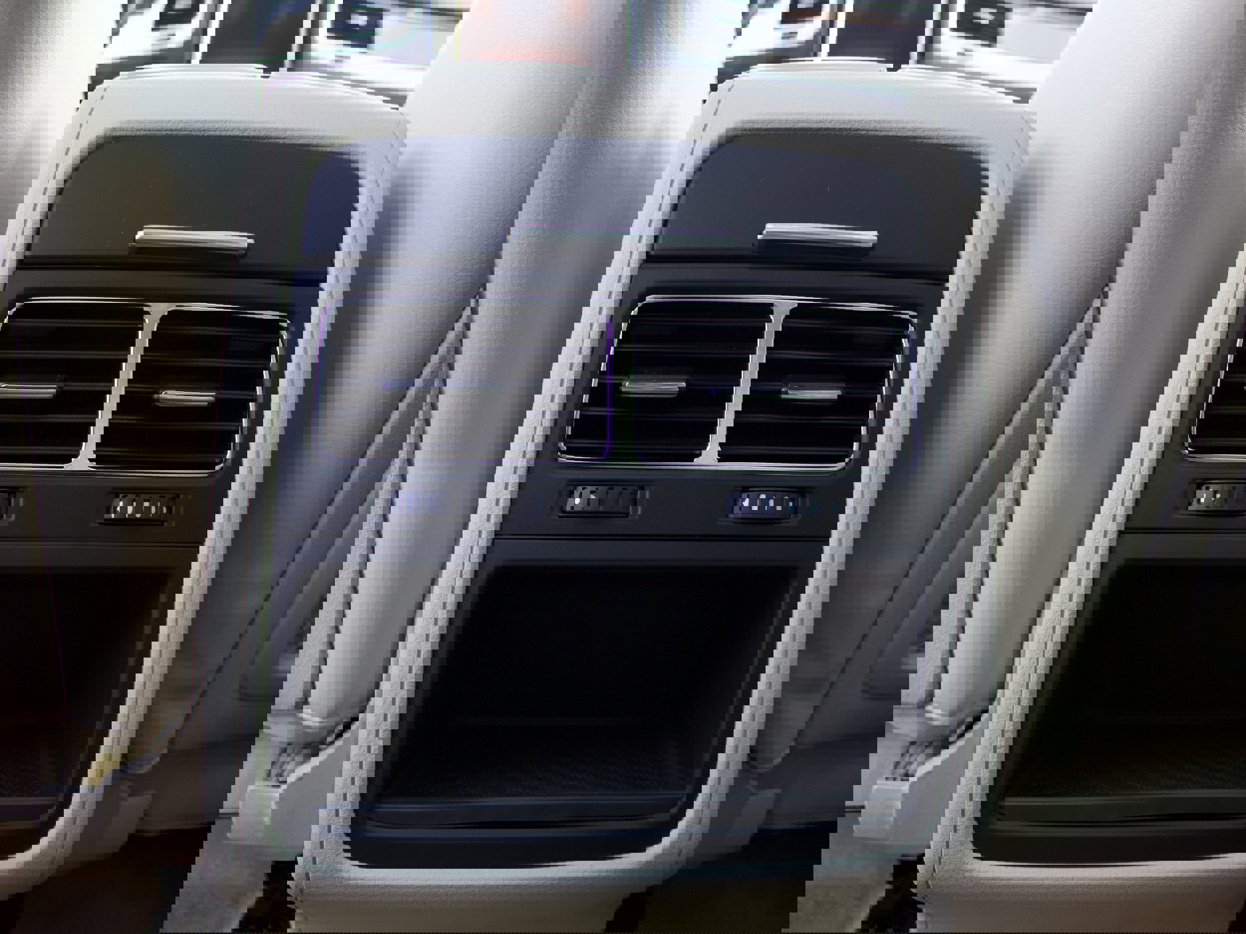 Used 2012 Volkswagen Touareg TDI image 28