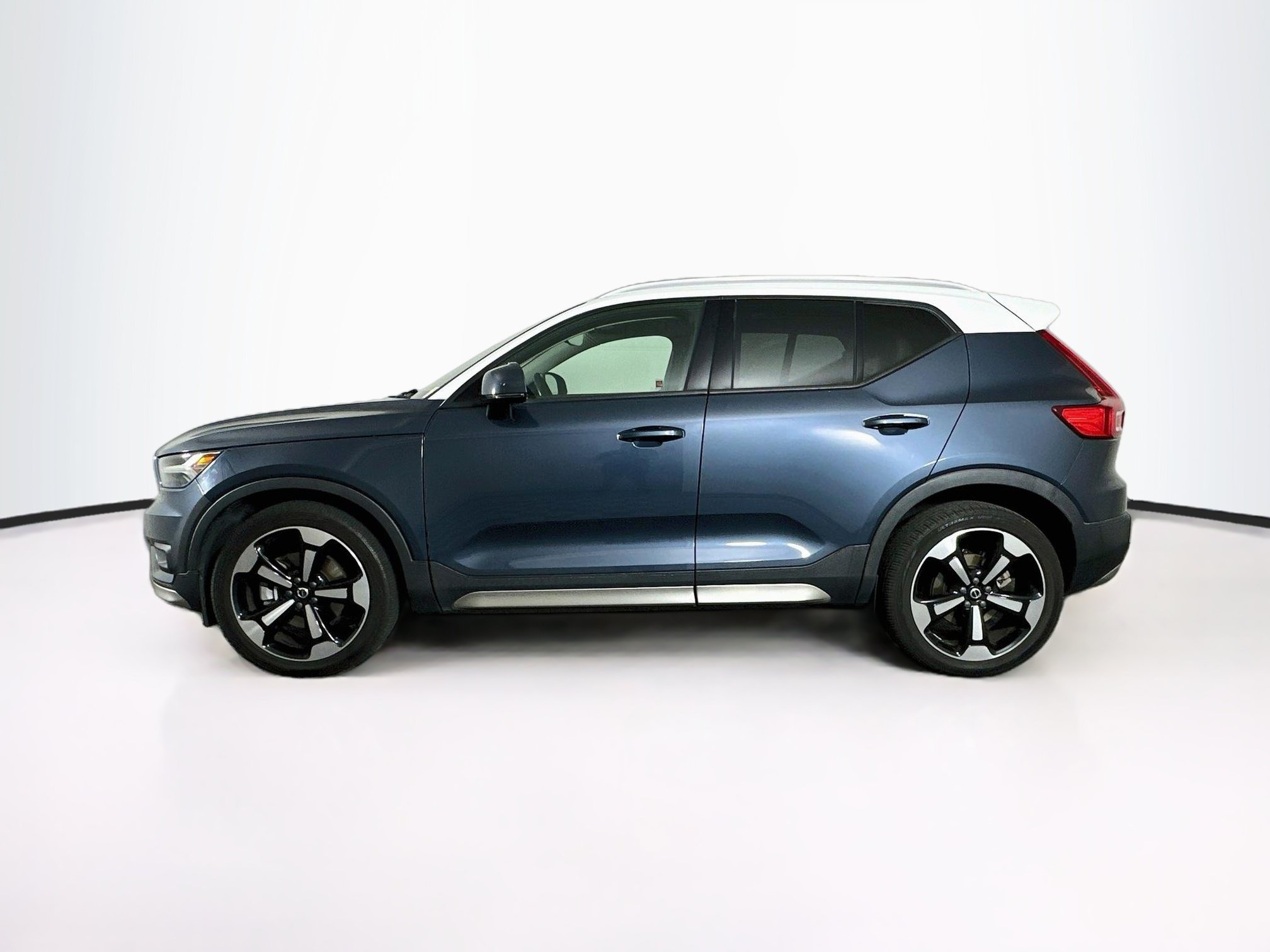Used 2021 Volvo XC40 T5 Momentum w/ Premium Package AWD/4WD image 4