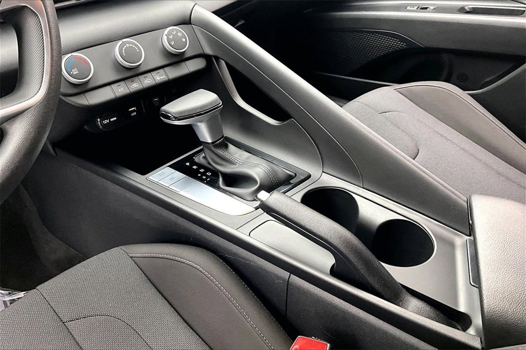 Used 2025 Hyundai Elantra SE image 15