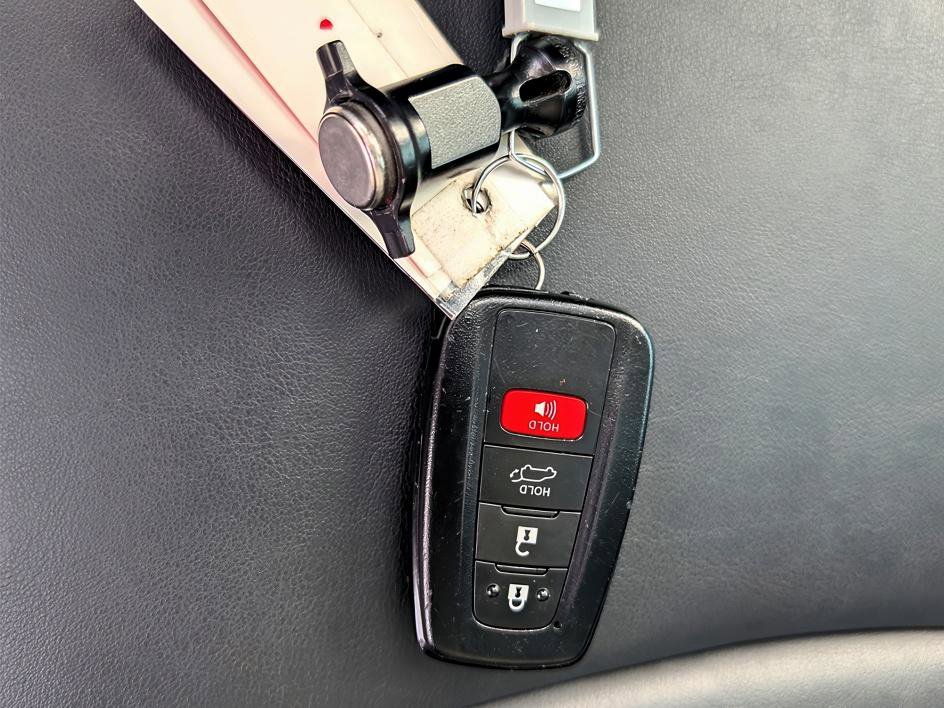 Used 2023 Toyota RAV4 XLE Premium image 30