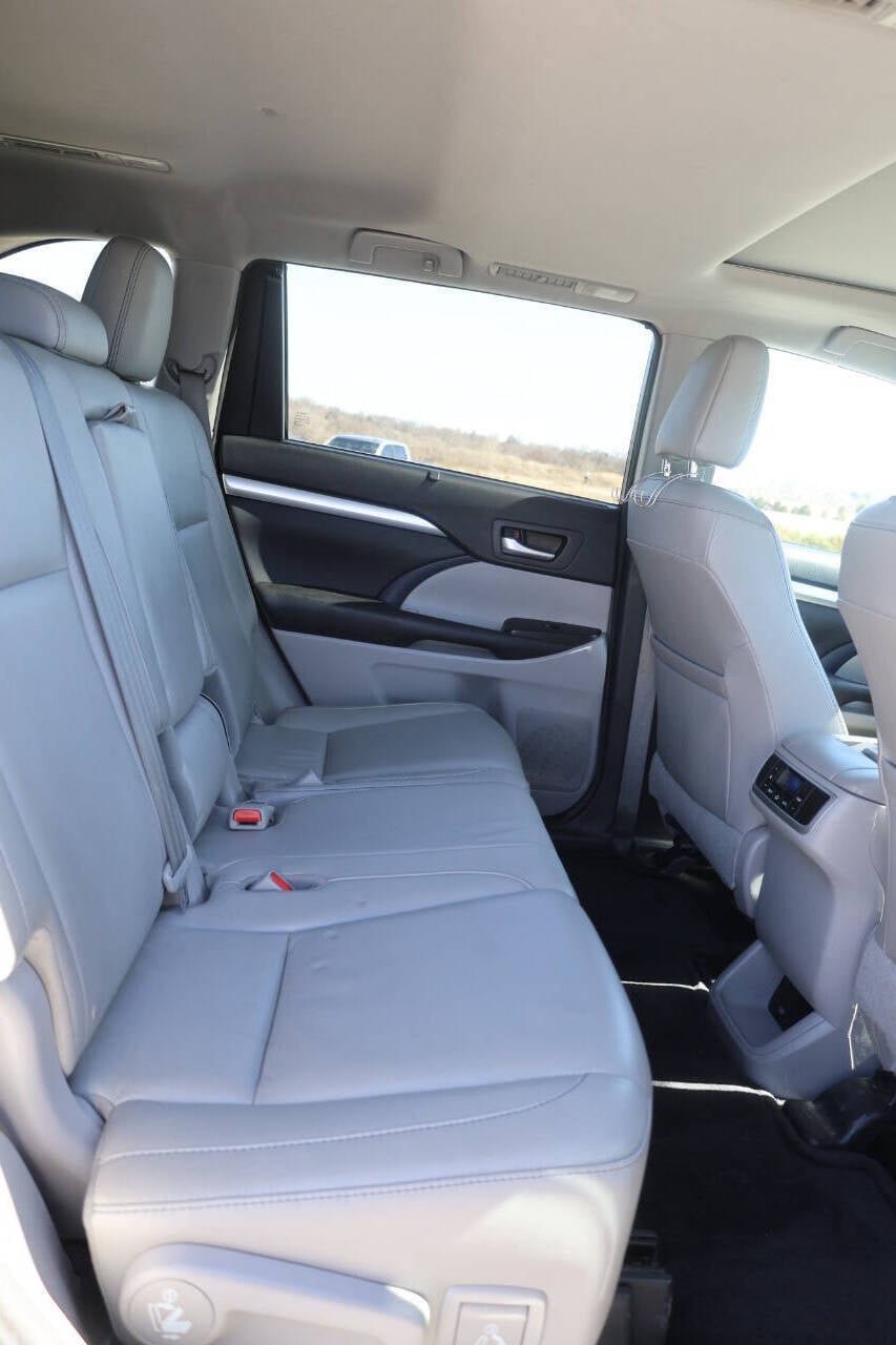 Used 2016 Toyota Highlander XLE AWD/4WD image 16