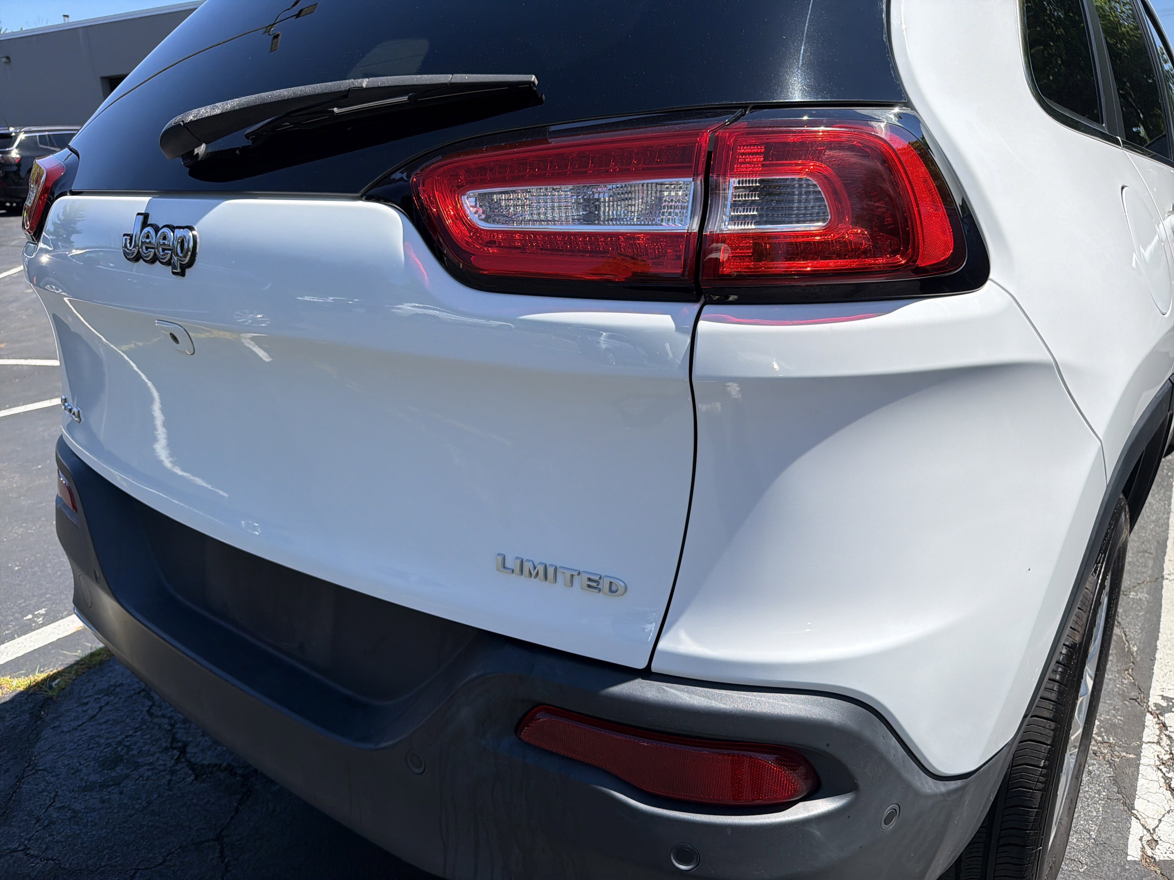Used 2016 Jeep Cherokee Limited w/ Luxury Group AWD/4WD image 9