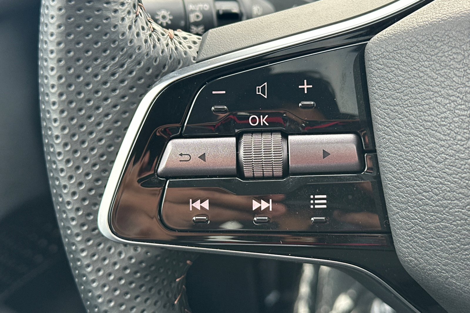 Certified 2024 Nissan Ariya FWD image 28