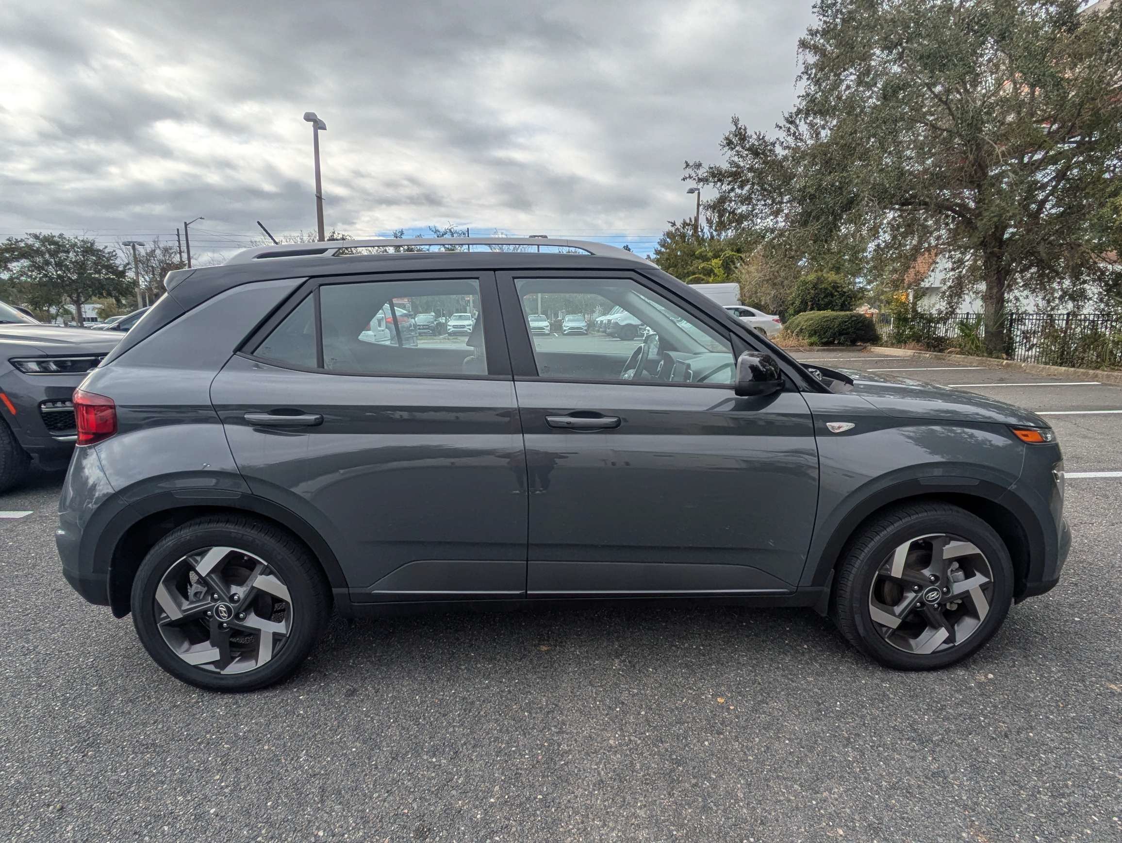 Used 2026 Hyundai Venue SEL FWD image 2