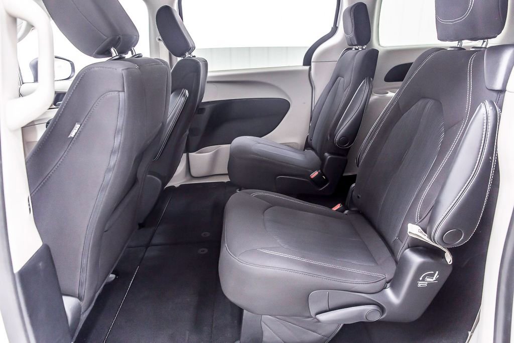 Used 2022 Chrysler Voyager LX image 28