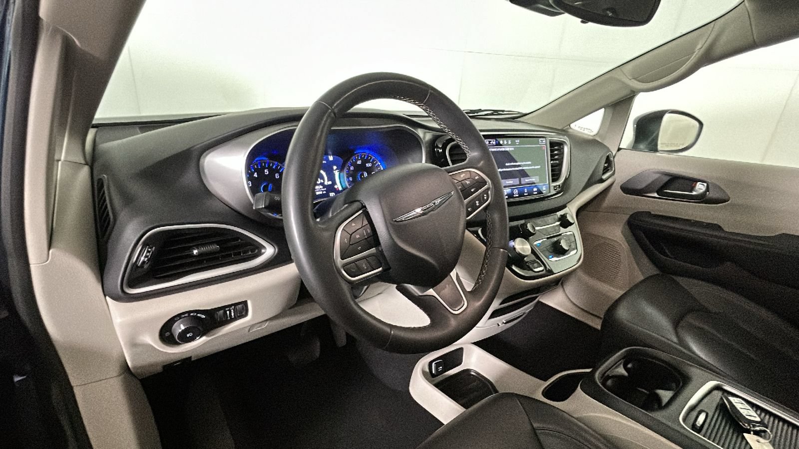 Used 2023 Chrysler Pacifica Touring-L FWD image 15