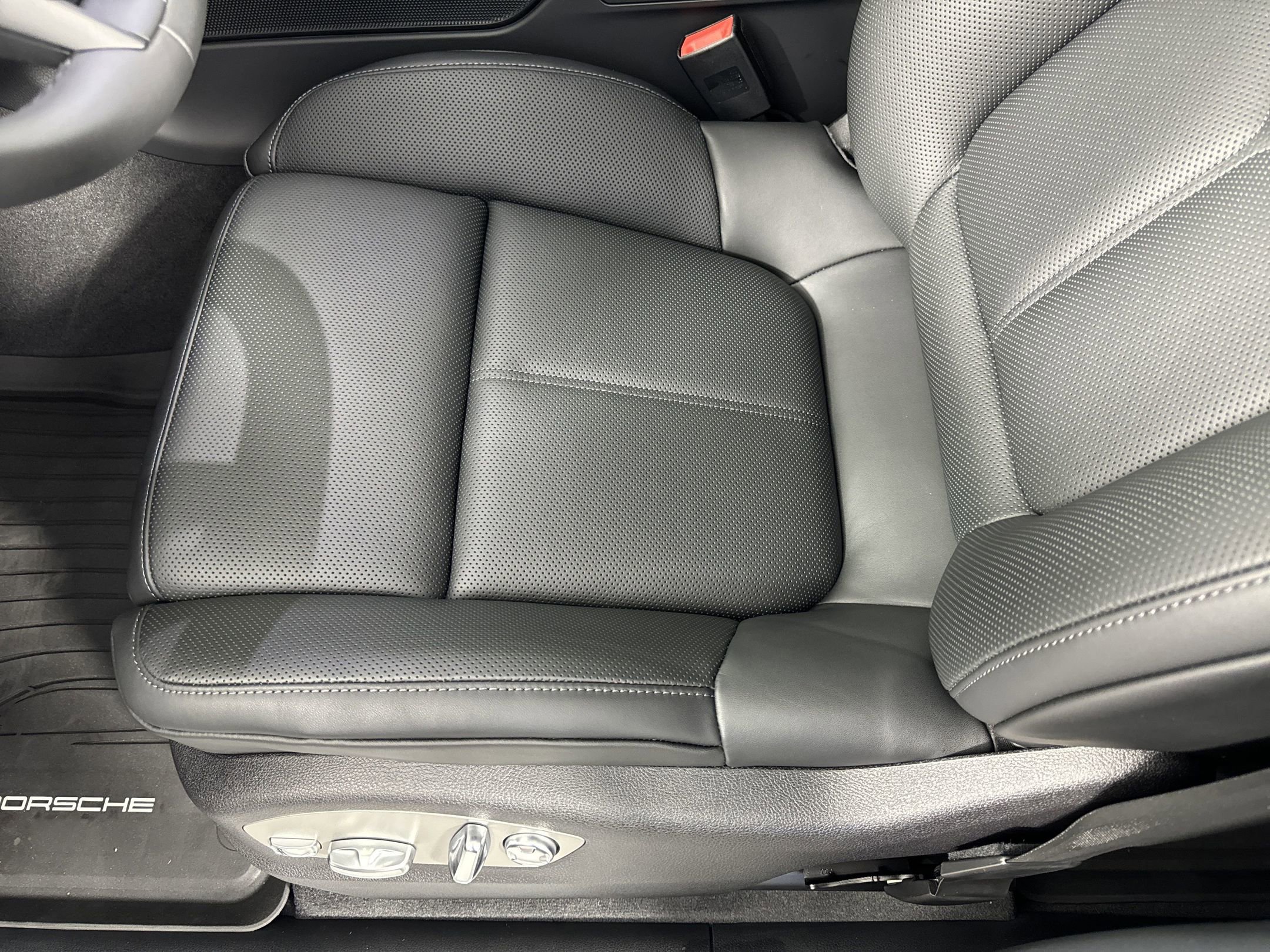 Certified 2025 Porsche Macan S image 15
