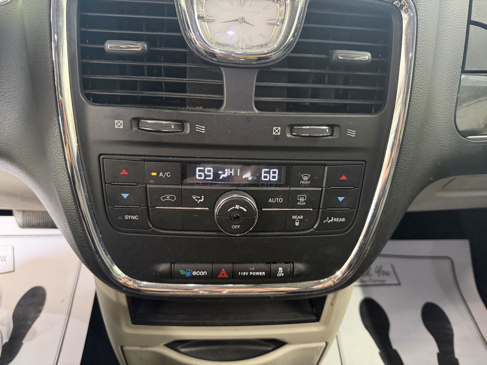 Used 2015 Chrysler Town & Country Touring FWD image 17