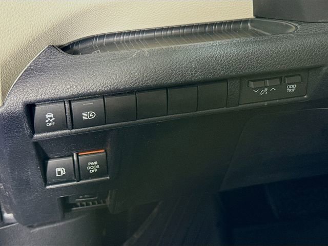 Used 2022 Toyota Sienna XLE image 9