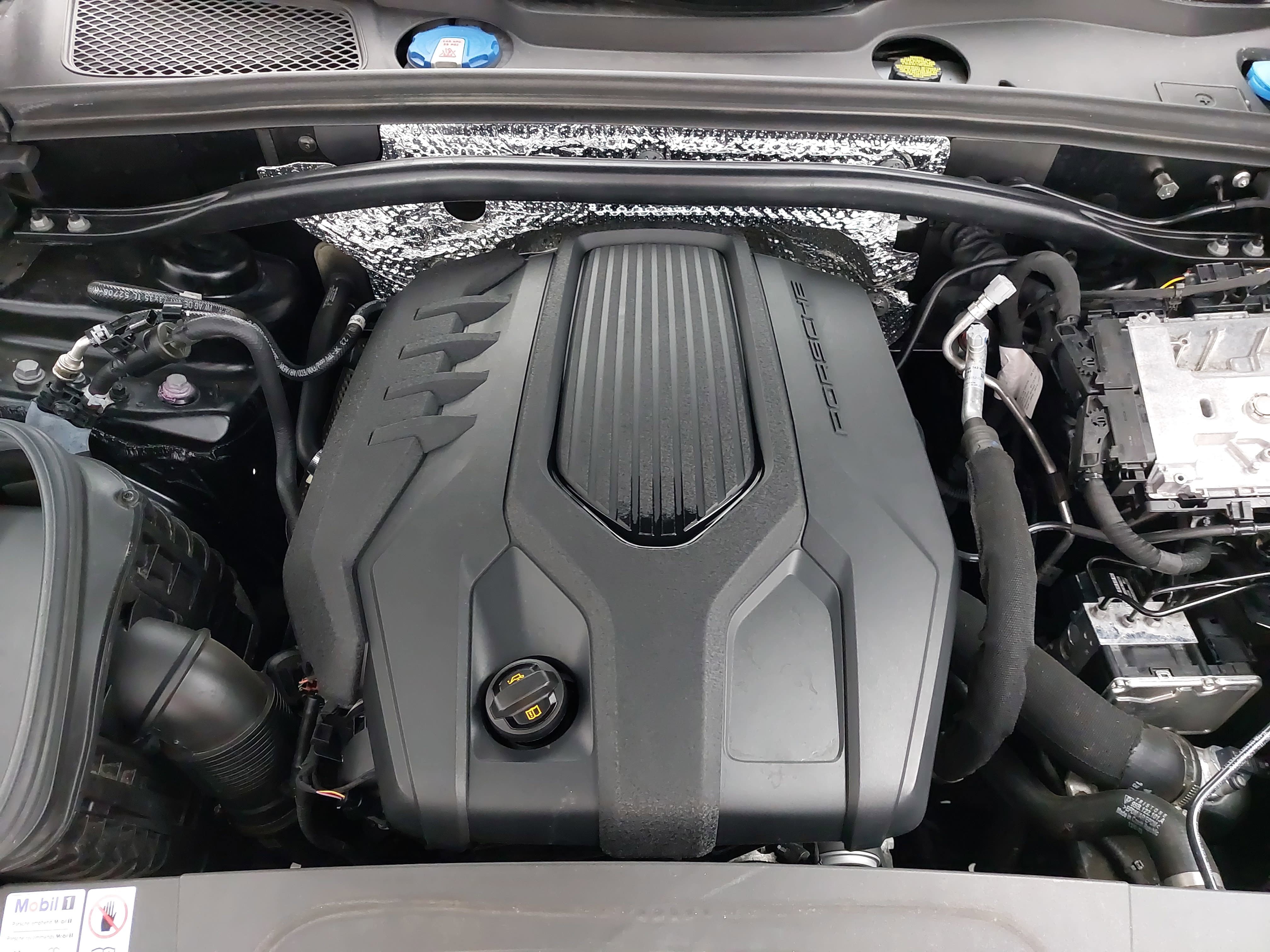 Certified 2023 Porsche Macan AWD/4WD image 33