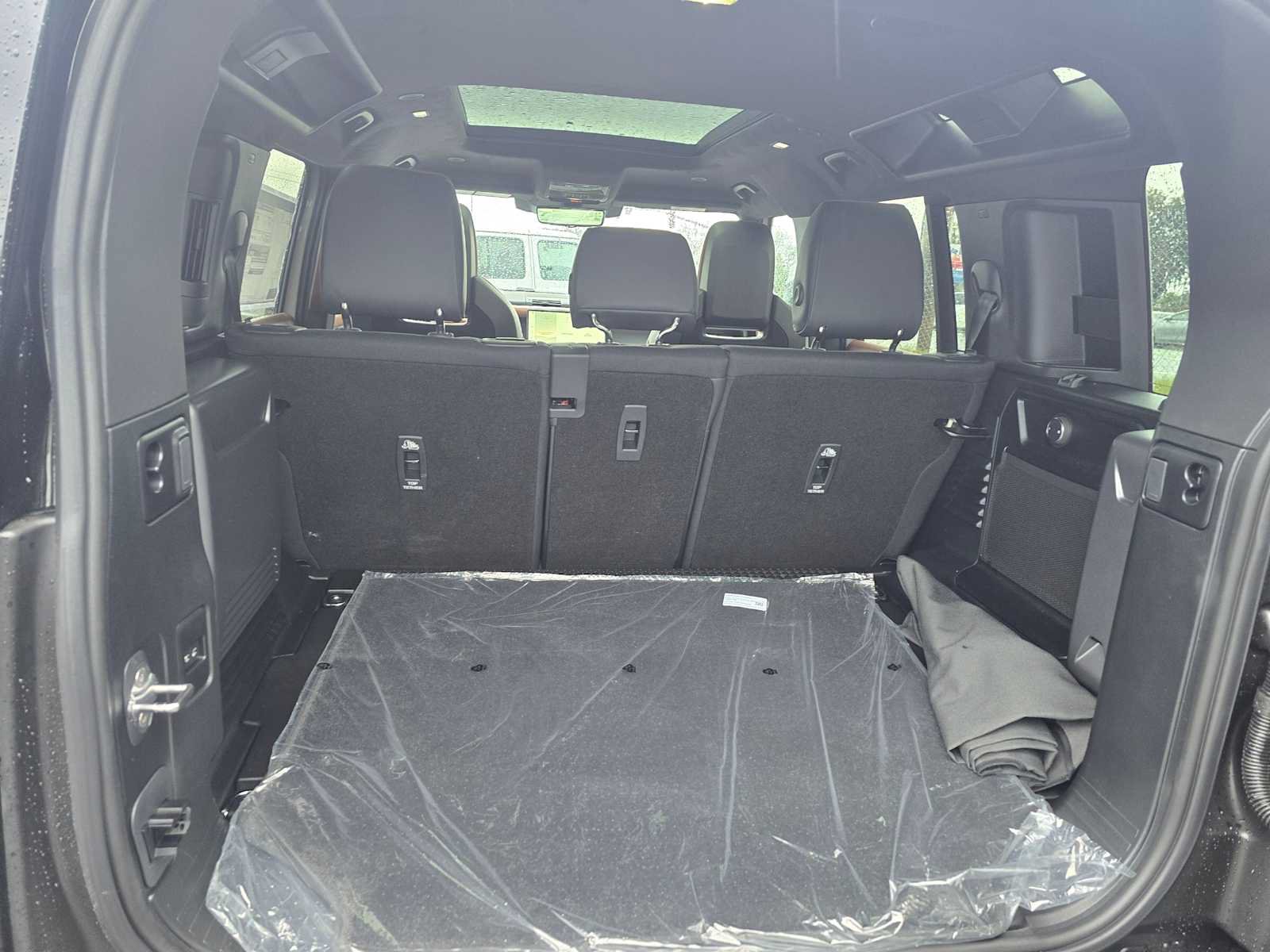 New 2026 Land Rover Defender 110 OCTA AWD/4WD image 17