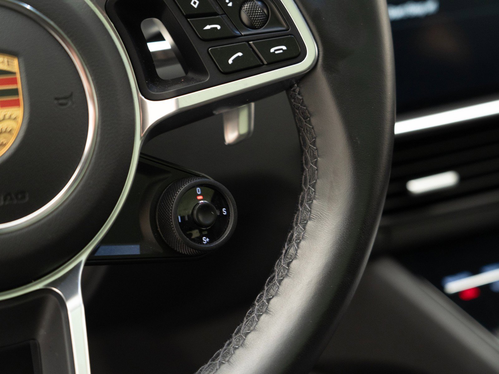 Certified 2022 Porsche Cayenne Platinum Edition image 28