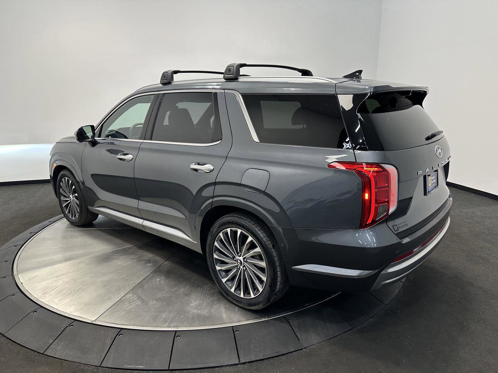 Used 2023 Hyundai Palisade Calligraphy image 4