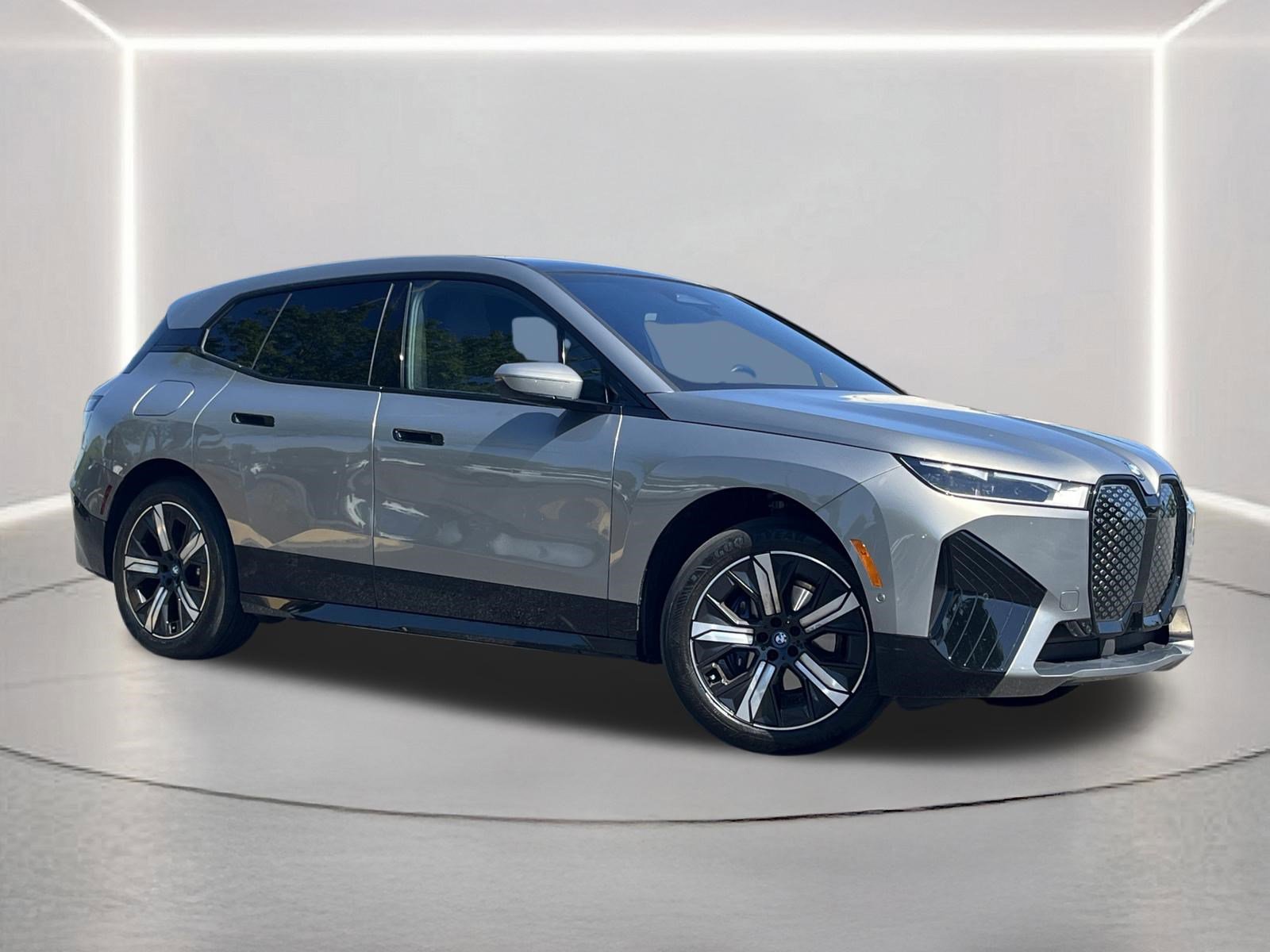 Used 2023 BMW iX xDrive50 w/ Sport Package AWD/4WD image 2
